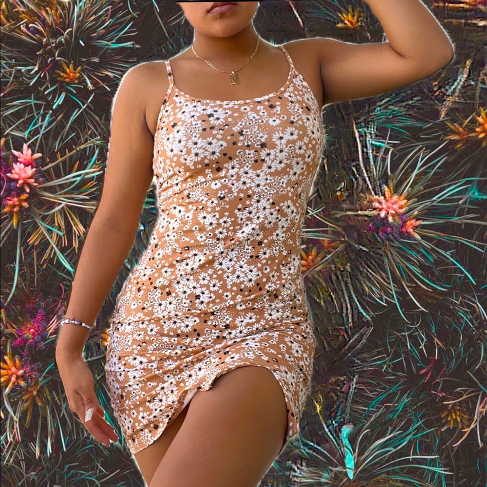 Ditsy floral print tight dress w small slit